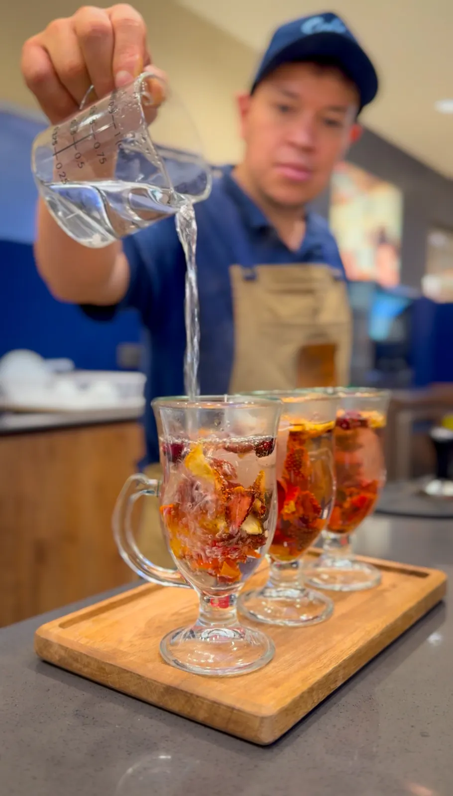 Barista de Café Travesía preparando bebidas en la barra
