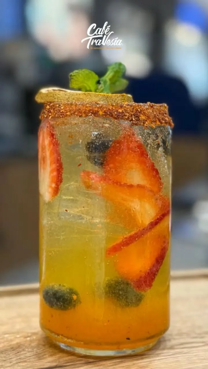 Soda de frutos con fresa y naranja
